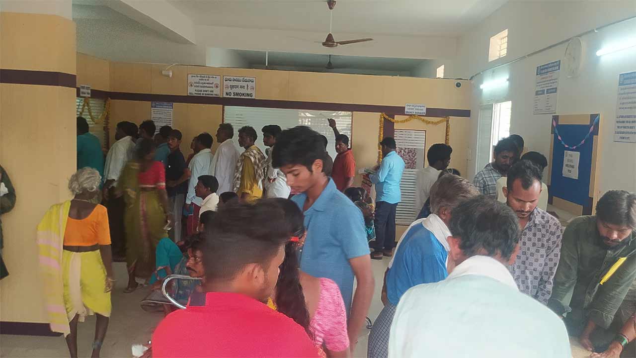 పంట రుణాల కోసం రైతుల బ్యాంకు బాట