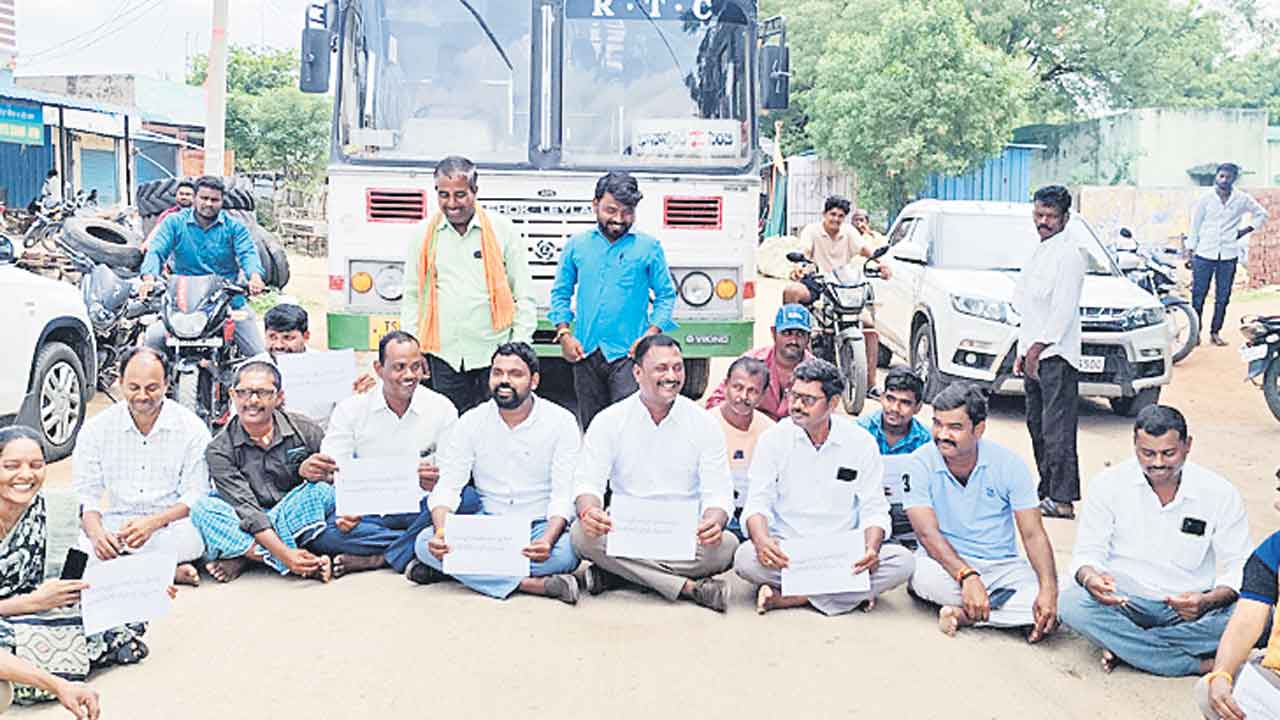 ఇంటిగ్రేటెడ్‌ స్కూలును ఉట్నూర్‌లో నిర్మించవద్దు