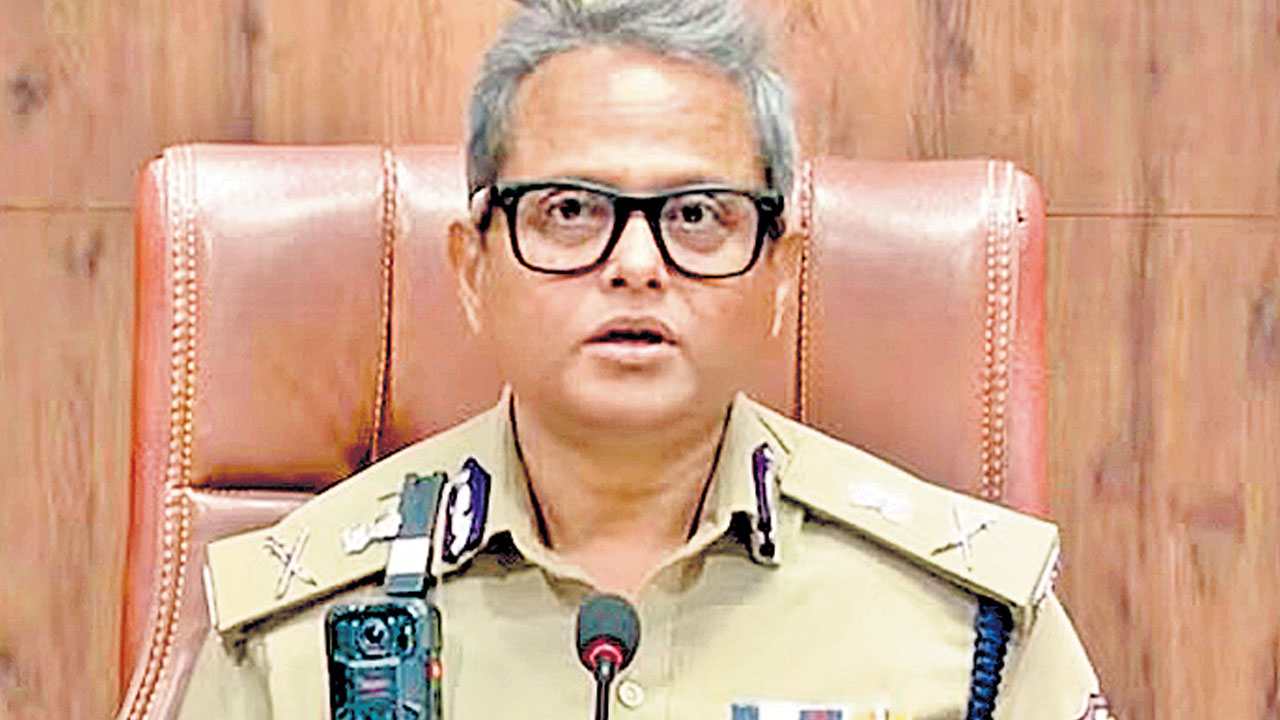 పోలీసులను బలి పశువుల్ని చేస్తారా?