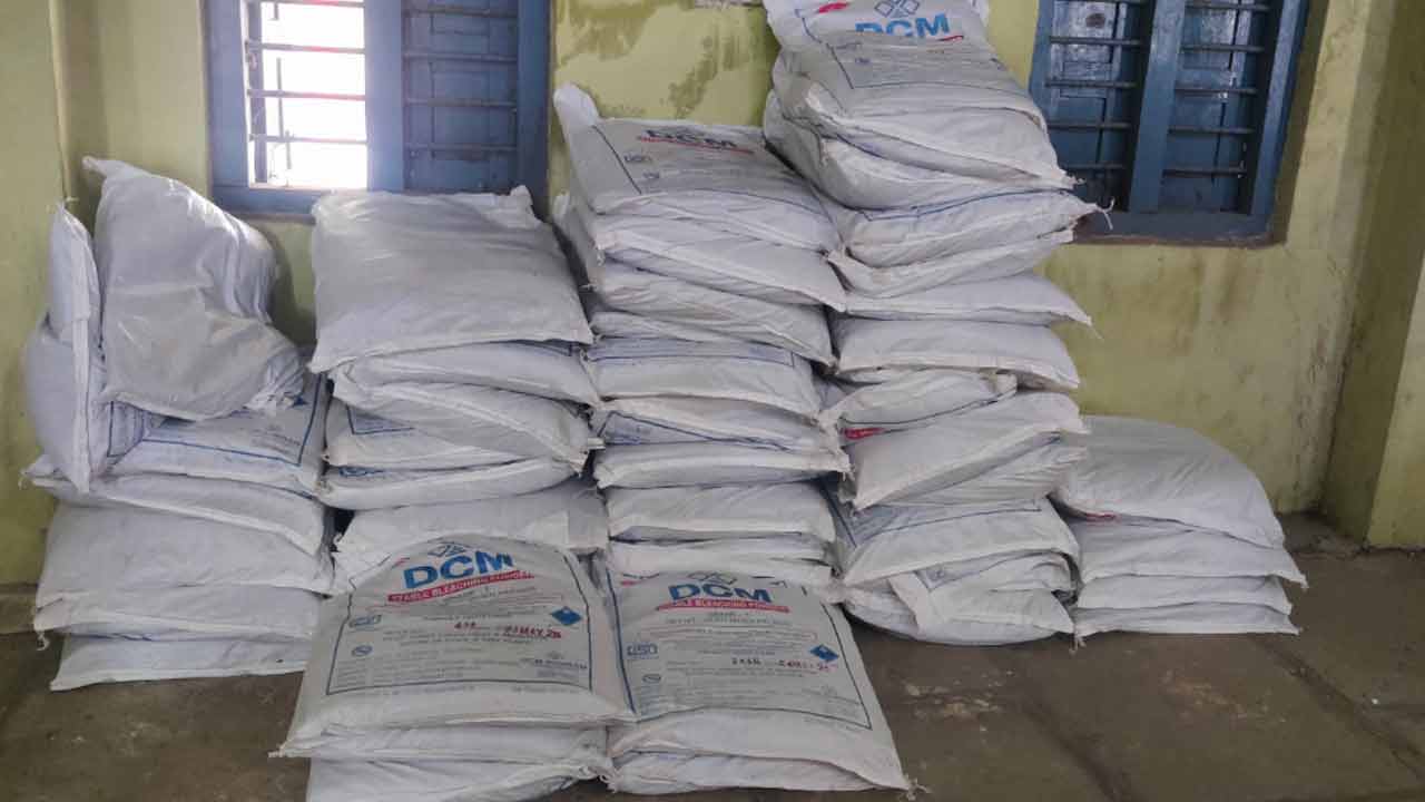 Adilabad | ఎంపీడీవో కార్యాల‌యానికే ప‌రిమిత‌మైన బ్లీచింగ్ పౌడ‌ర్ సంచులు..