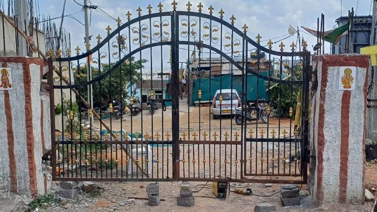 Deen Dayal Nagar | ఆలయం గేటు పేరుతో డబుల్‌ బెడ్‌రూమ్‌ ఇండ్ల స్థలంపై కన్ను