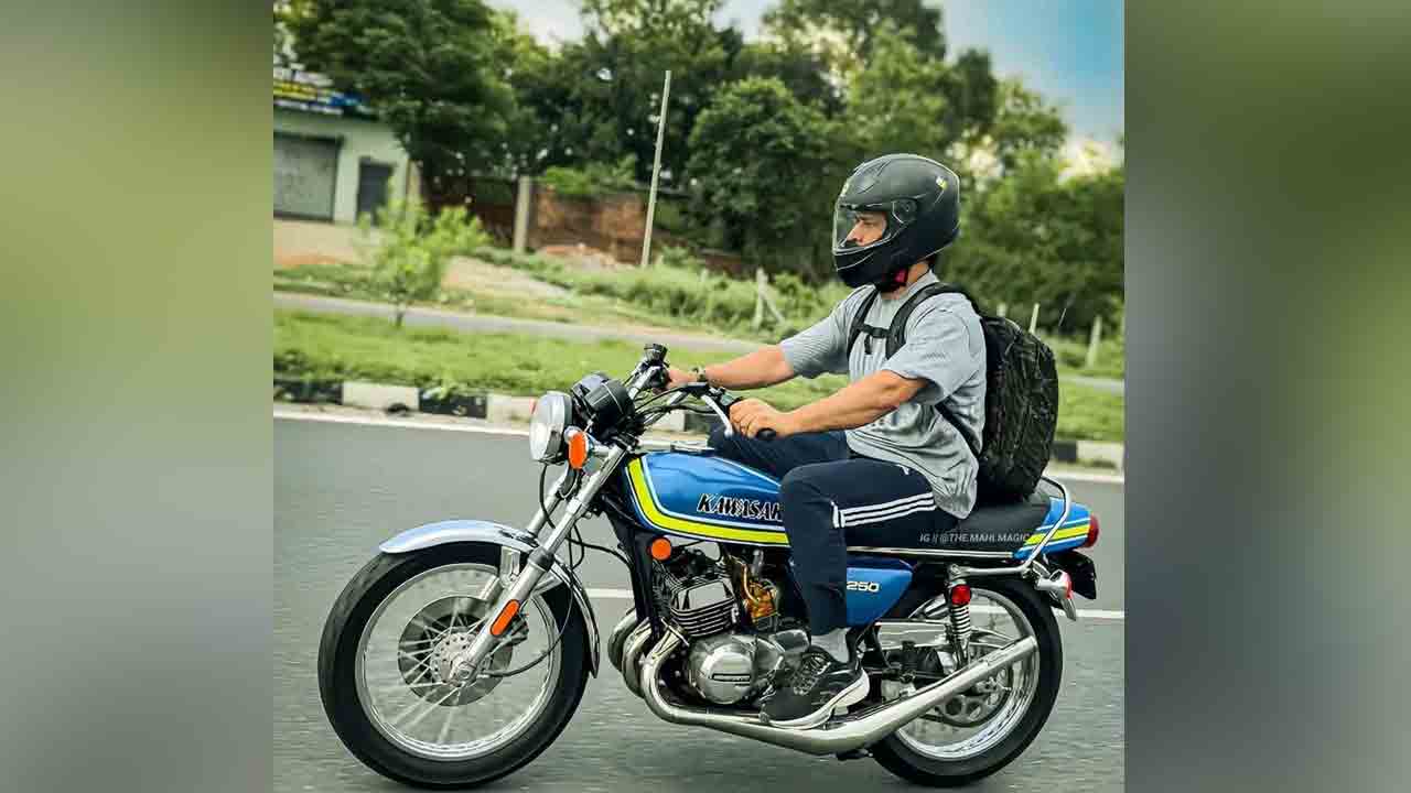 MS Dhoni | మ‌ళ్లీ వింటేజ్ బైక్ మీద ధోనీ.. ‘నువ్వు సూప‌ర్ తాల’ అంటున్న ఫ్యాన్స్..!