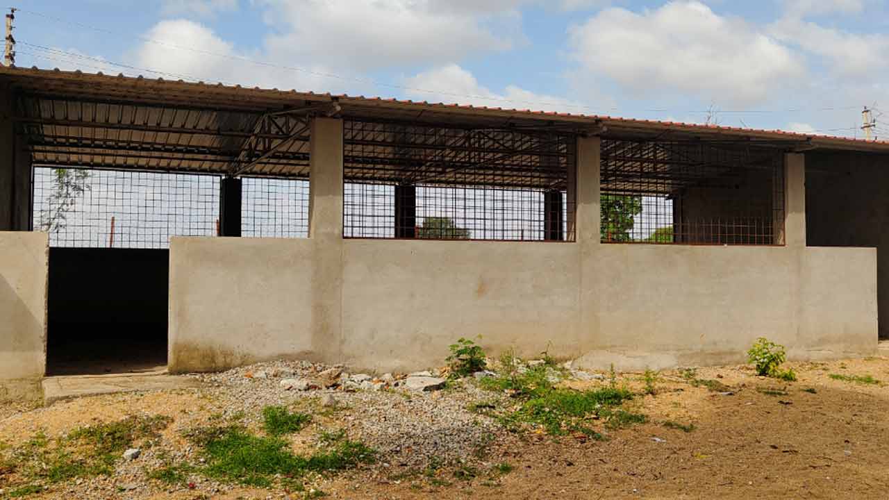 Maganuru | అసంపూర్తిగా డైనింగ్ హాల్.. పట్టించుకోని అధికారులు