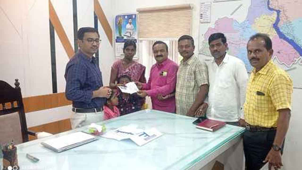 Collector Diwakara | జర్నలిస్టు కుటుంబానికి ఆర్థిక సాయం అందించడం అభినందనీయం : కలెక్టర్ దివాకరం