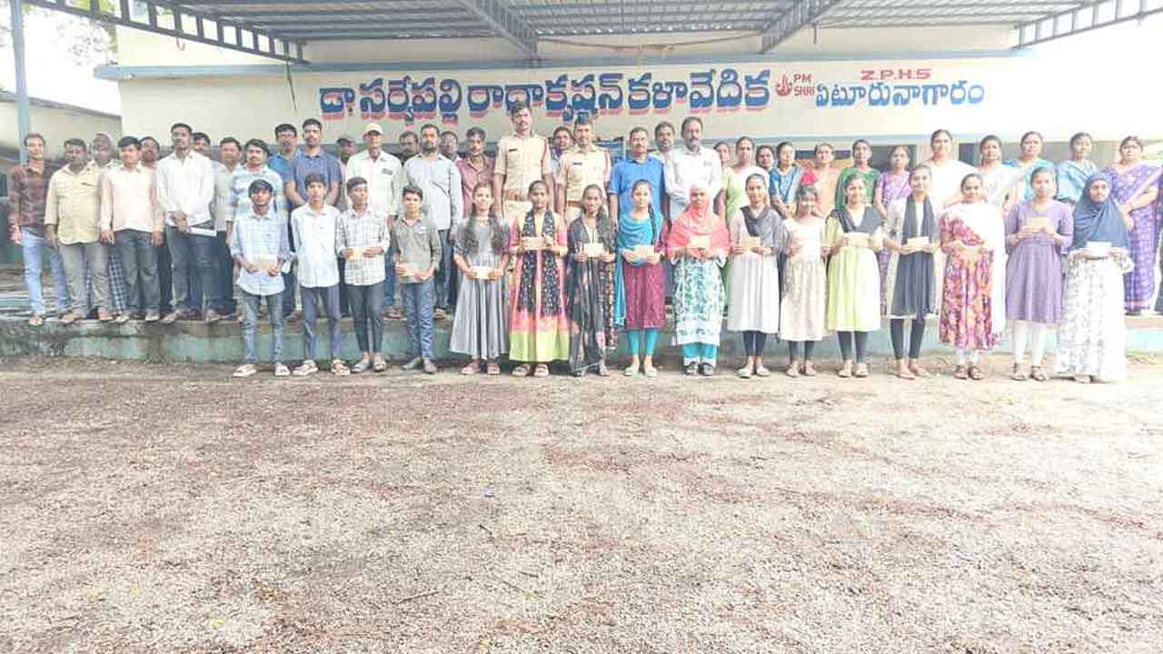 Eturunagaram | రిటైర్డ్ ఉపాధ్యాయురాలి ఔదార్యం.. టెన్త్ విద్యార్థులకు నగదు అందజేత