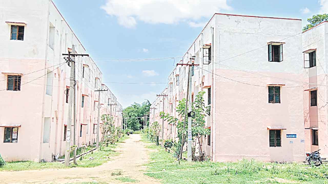 అరకొర వసతలు.. లబ్ధిదారులు అవస్థలు