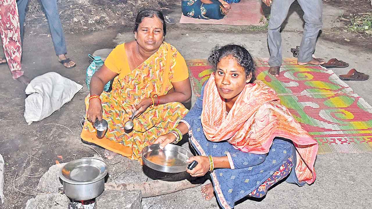 డబుల్‌ బెడ్‌రూం బాధితుల ఆందోళన