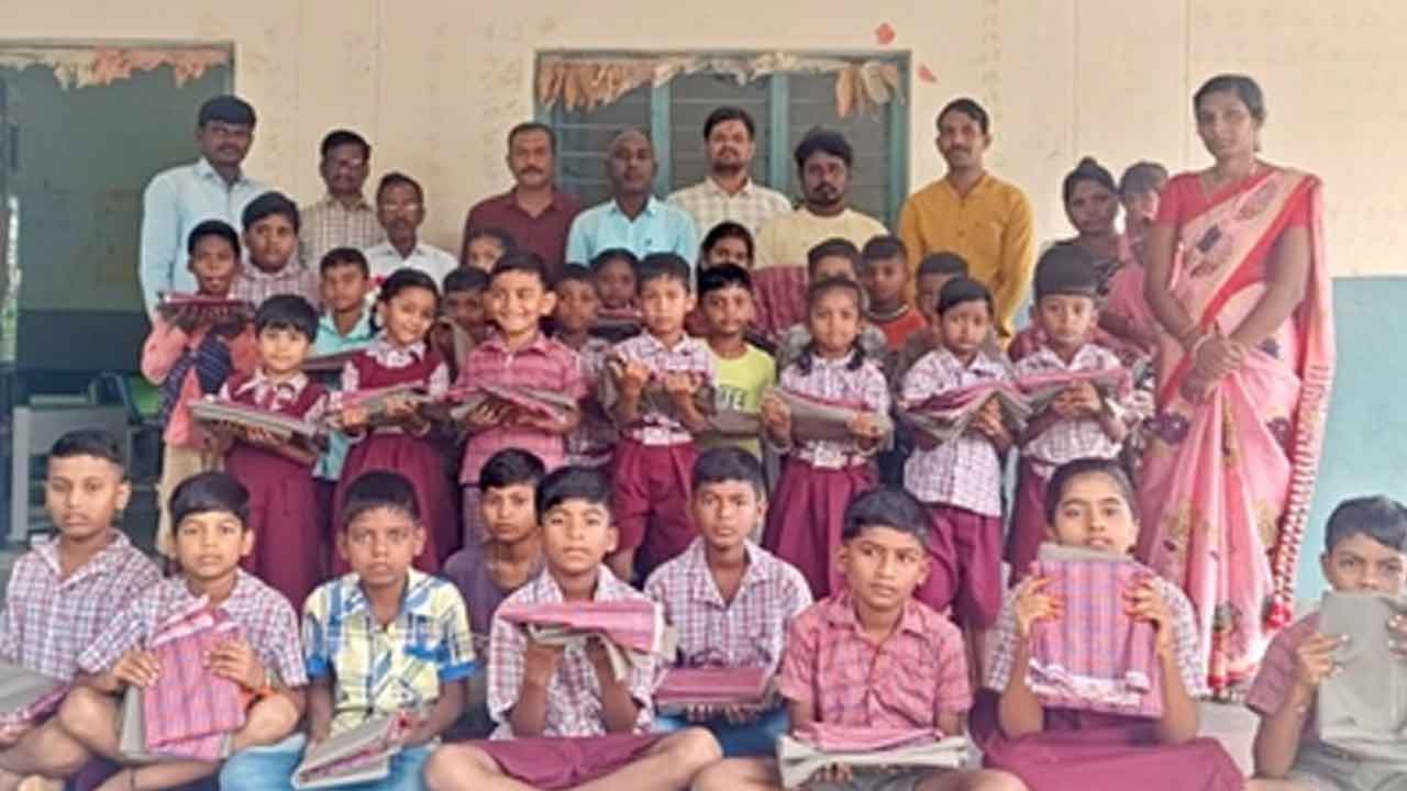 Mahadevpur | విద్యార్థులకు ఉచితంగా దుస్తులు పంపిణీ ఉపాధ్యాయులు
