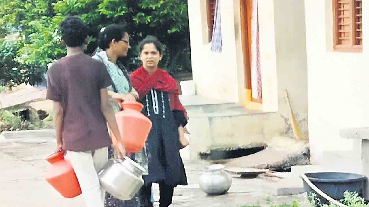 వికాస్‌నగర్‌లో ట్యాంకర్‌ ద్వారా నీటి సరఫరా