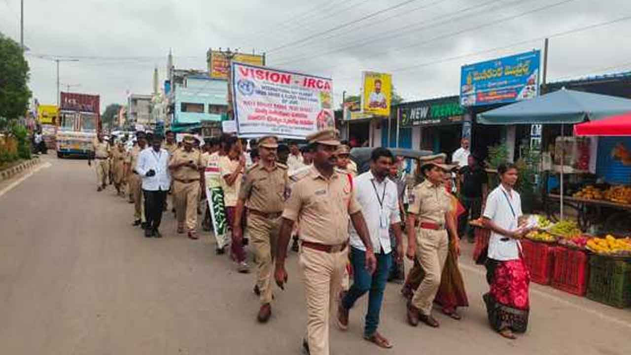 Drugs | యువత మత్తు పదార్థాలకు దూరంగా ఉండాలి : సీఐ జాన్ రెడ్డి