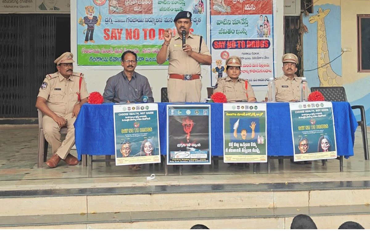 Kodada Rural : విద్యార్థులు దురలవాట్లకు దూరంగా ఉండాలి : డీఎస్పీ శ్రీధర్‌రెడ్డి