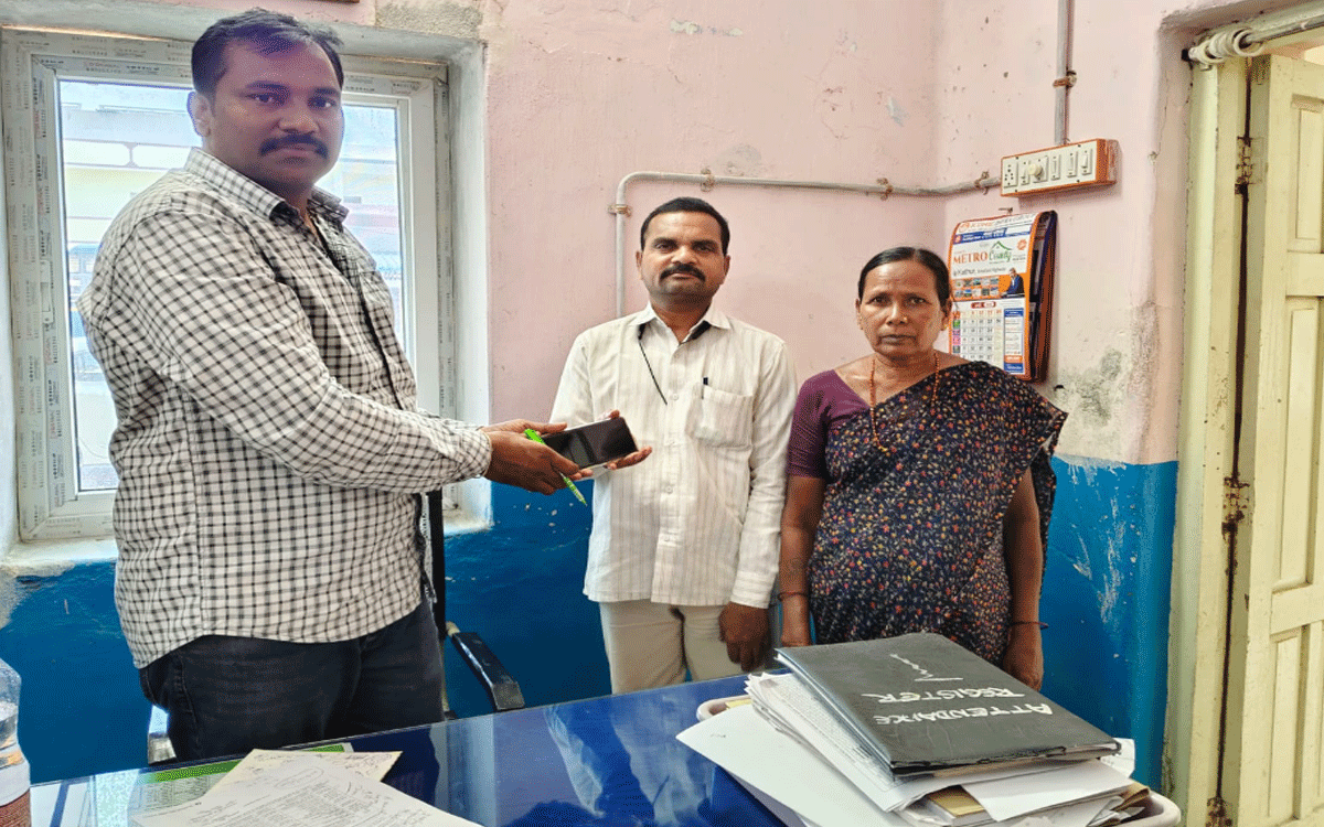 Devarakonda Rural : మహిళా స్వీపర్ నిజాయితీ