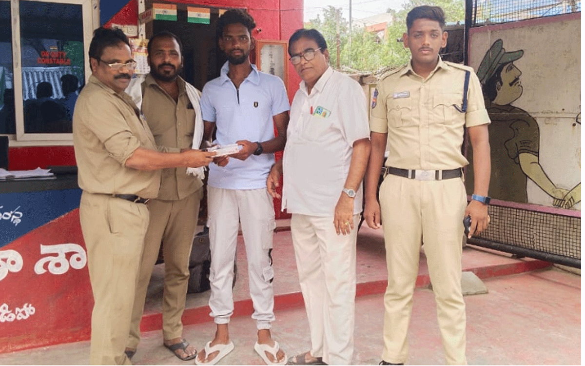 Devarakonda Rural : నిజాయితీ చాటుకున్న ఆర్టీసీ బస్ కండక్టర్, డ్రైవర్