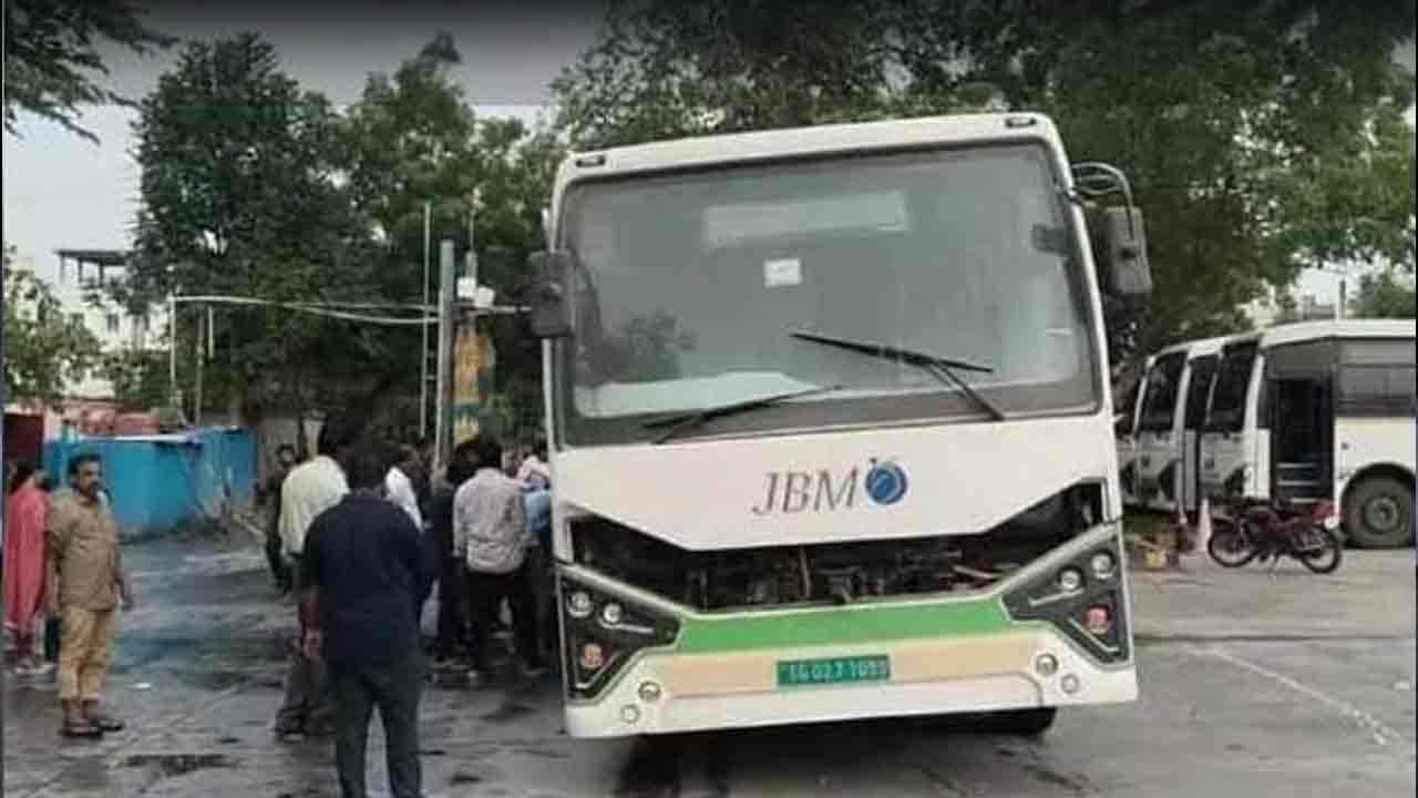 Electric Bus  Fire | పాయింట్ మీదికి తీసుకెళ్తుండగా.. ఎలక్ట్రిక్‌ బస్సులో నుంచి మంటలు