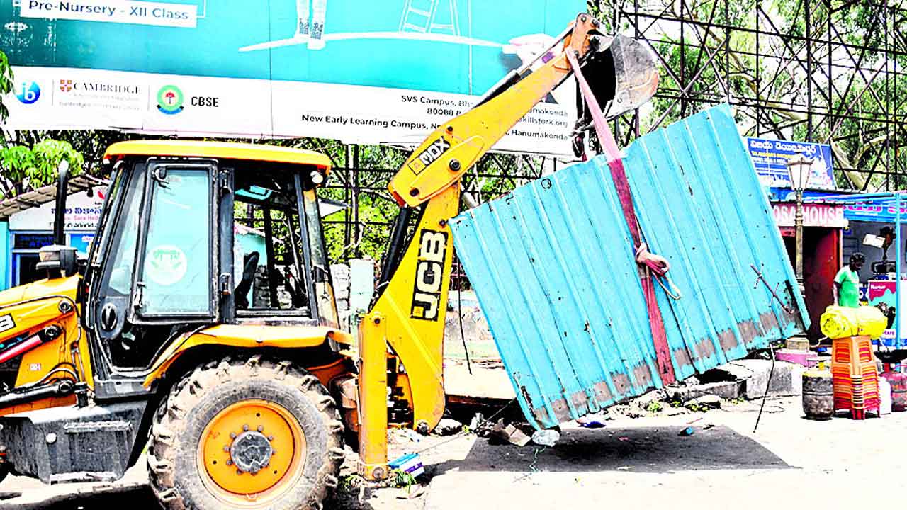 చిరువ్యాపారులపై బల్దియా ప్రతాపం