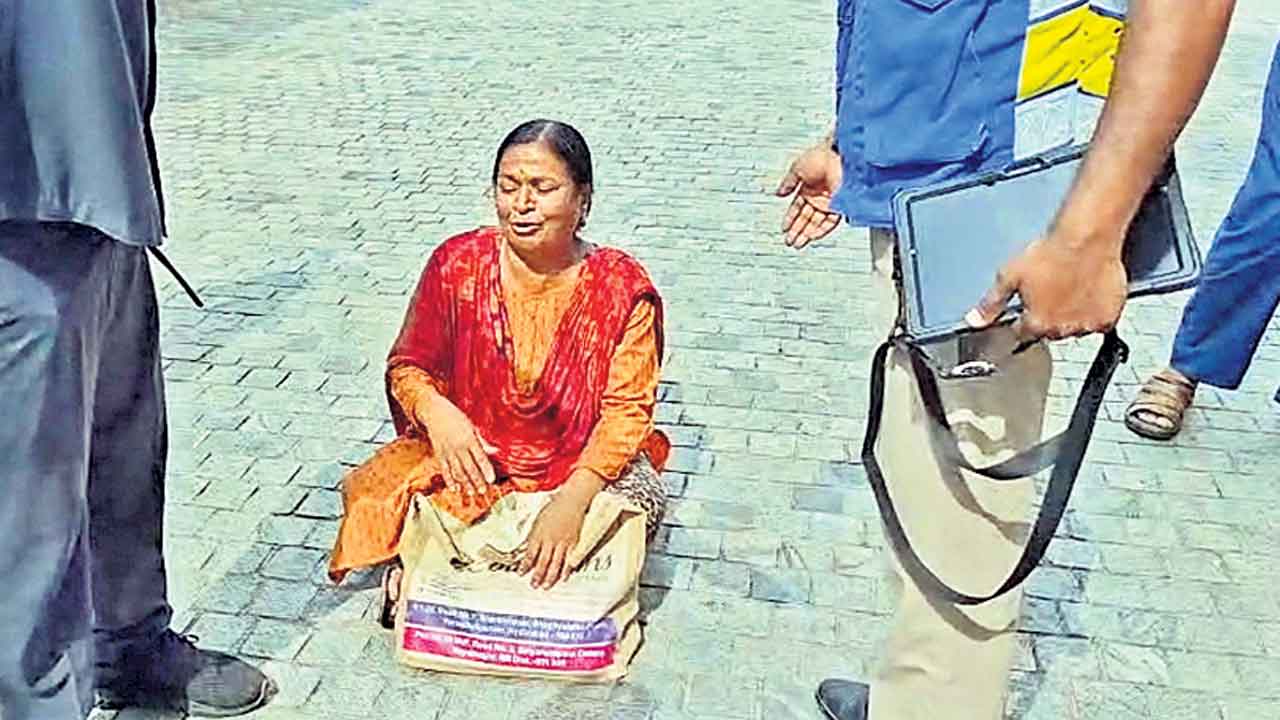 గవర్నర్‌ను కలువాలంటూ మహిళ హల్‌చల్‌