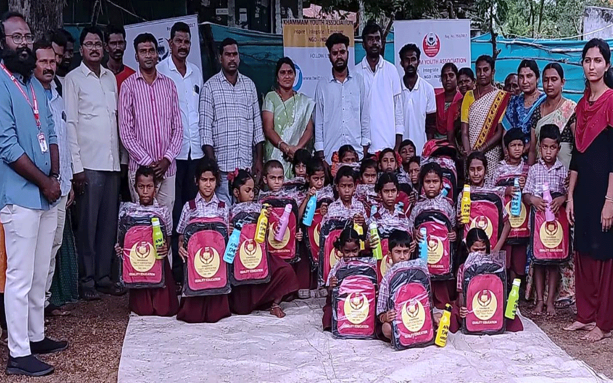 Karepalli : ఎర్రబోడు విద్యార్థుల‌కు స్కూల్‌ కిట్‌ వితరణ