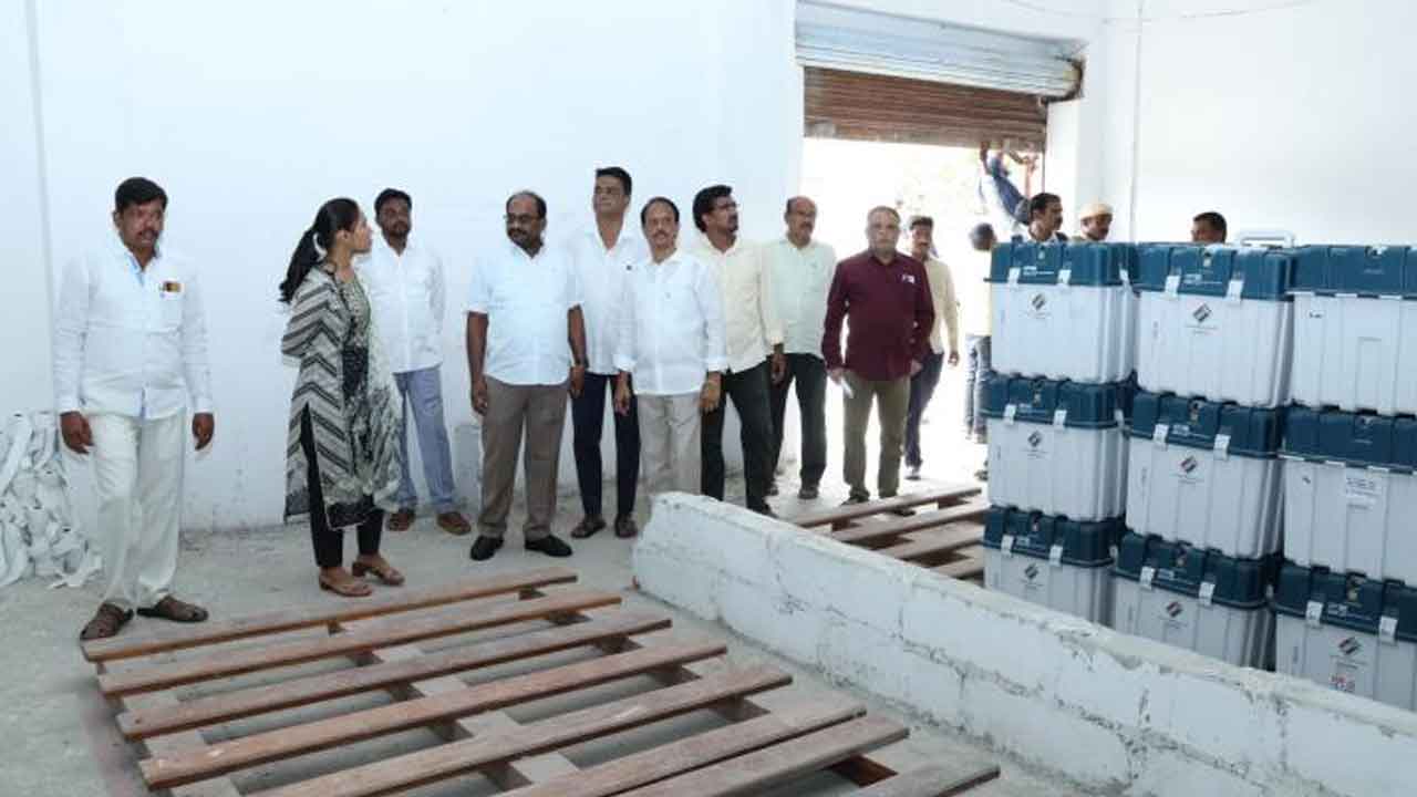 Collector Praveenya | ఈవీఎం స్ట్రాంగ్‌ రూంలను తనిఖీ చేసిన కలెక్టర్‌ ప్రావీణ్య