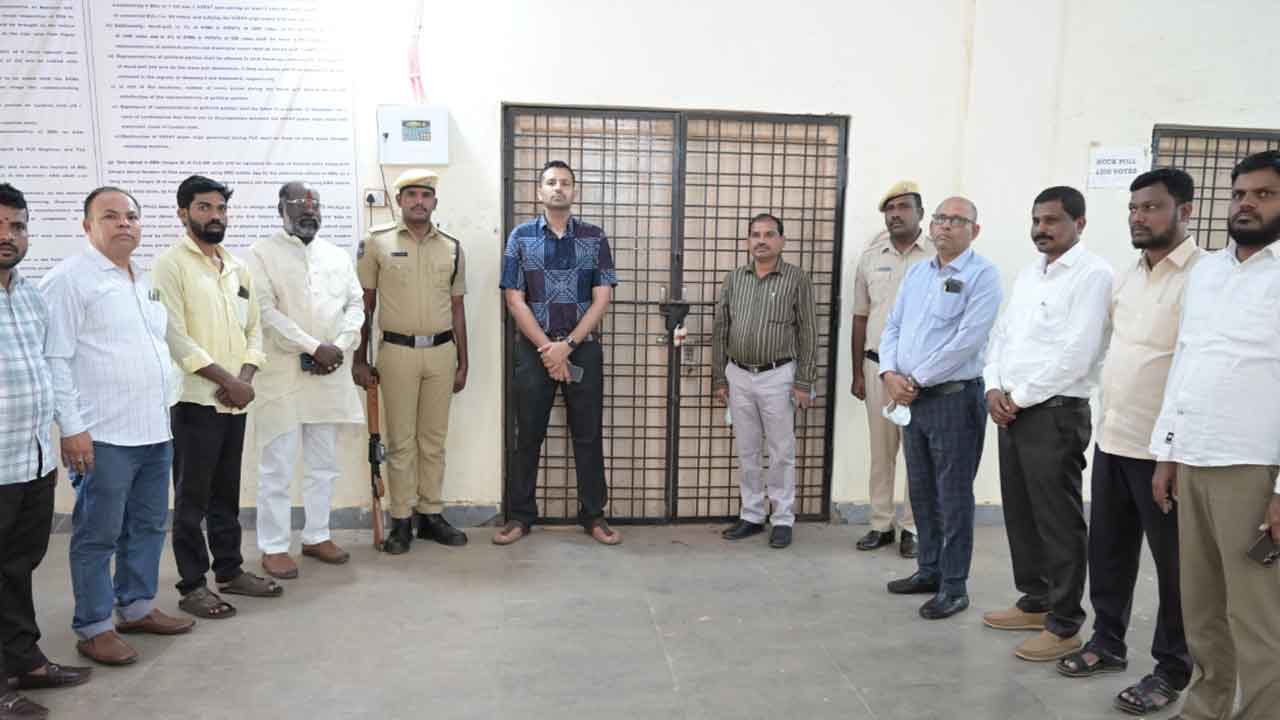 Collector Prateek Jain | ఈవీఎం గోడౌన్‌ను పరిశీలించిన కలెక్టర్ ప్రతీక్ జైన్