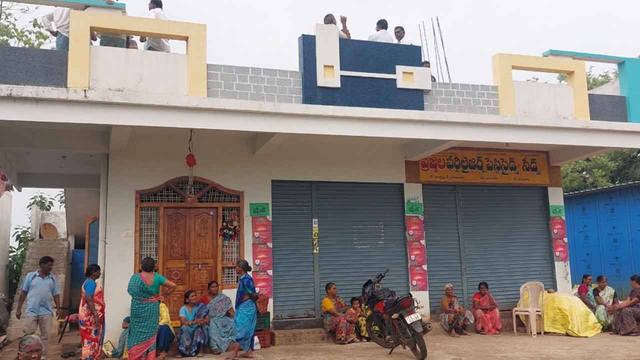 Mulugu | తీసుకున్న అప్పు తిరిగి చెల్లించడం లేదని రైతు ఆత్మహత్య