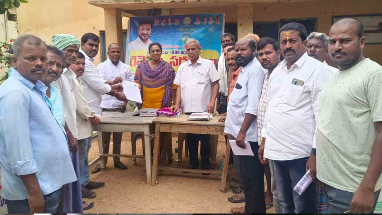 Farmers | మోకాపై ఉన్న రైతులకు పట్టాలివ్వాలి.. తహసీల్దార్‌ దివ్యకు మాజీ సర్పంచ్‌ విజ్ఞప్తి