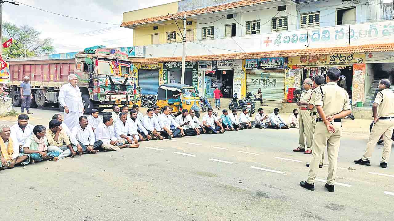 రైతులను మోసం చేస్తున్న కాంగ్రెస్‌ ప్రభుత్వం