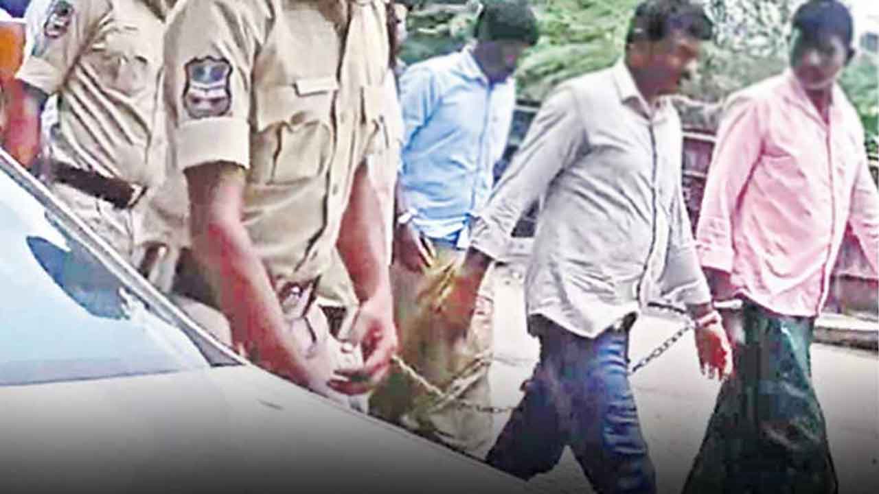 రైతులకు సంకెళ్లపై రైతు కమిషన్‌ సీరియస్‌