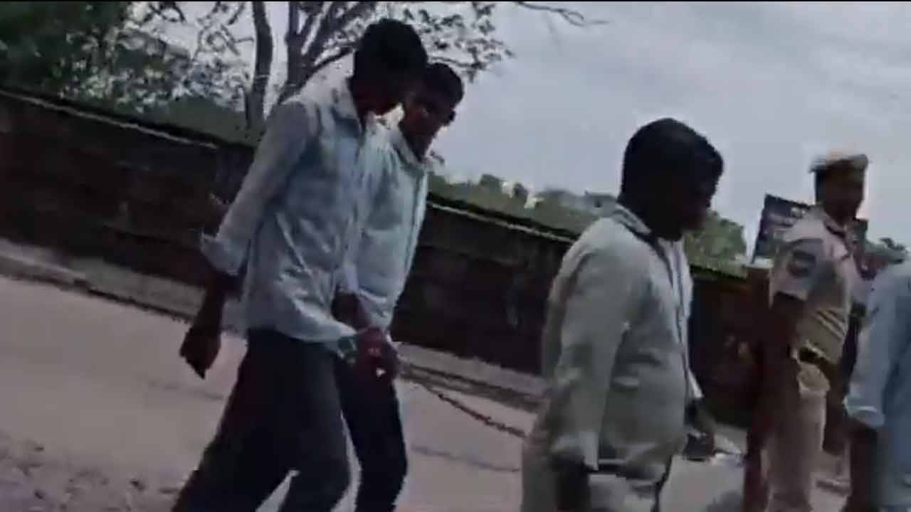 Harish Rao | లగచర్ల నుంచి రాజోలి దాకా.. రైతు చేతులకు సంకెళ్లు.. హ‌రీశ్‌రావు ఫైర్