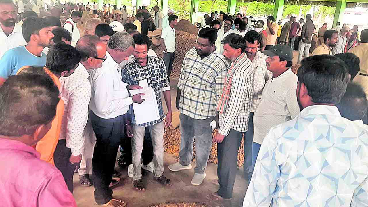 పసుపు రైతుల ఆందోళన