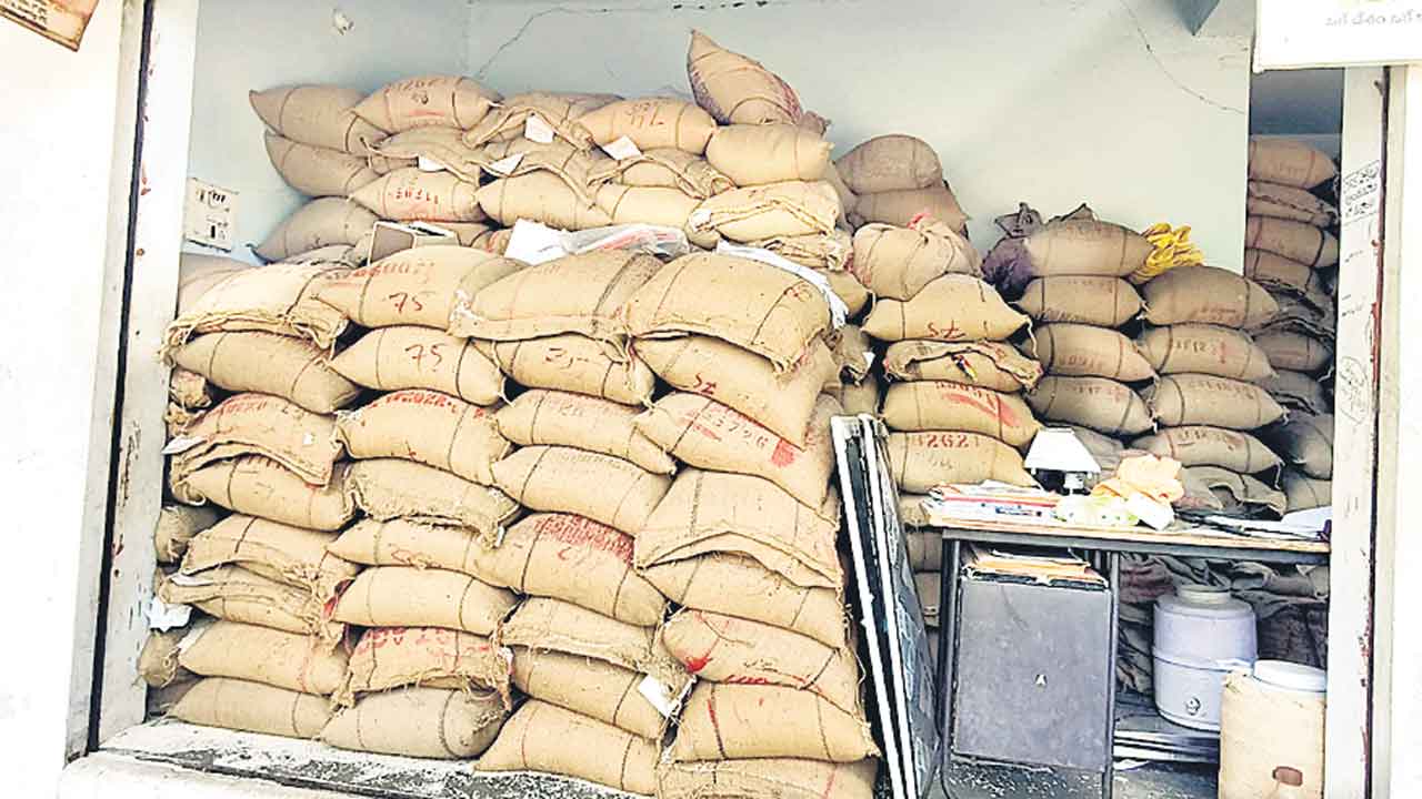 ముక్కిపోతున్న దొడ్డు బియ్యం