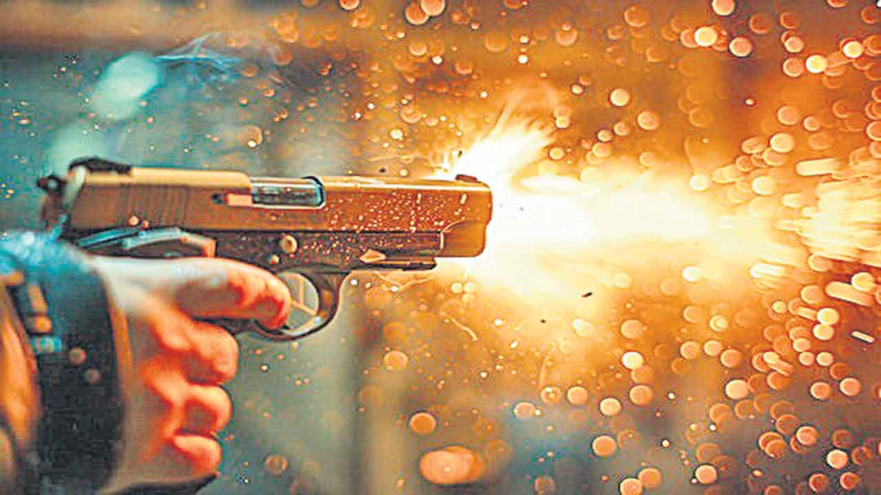 పెళ్లికి ఒప్పుకోలేదని యువతులపై కాల్పులు