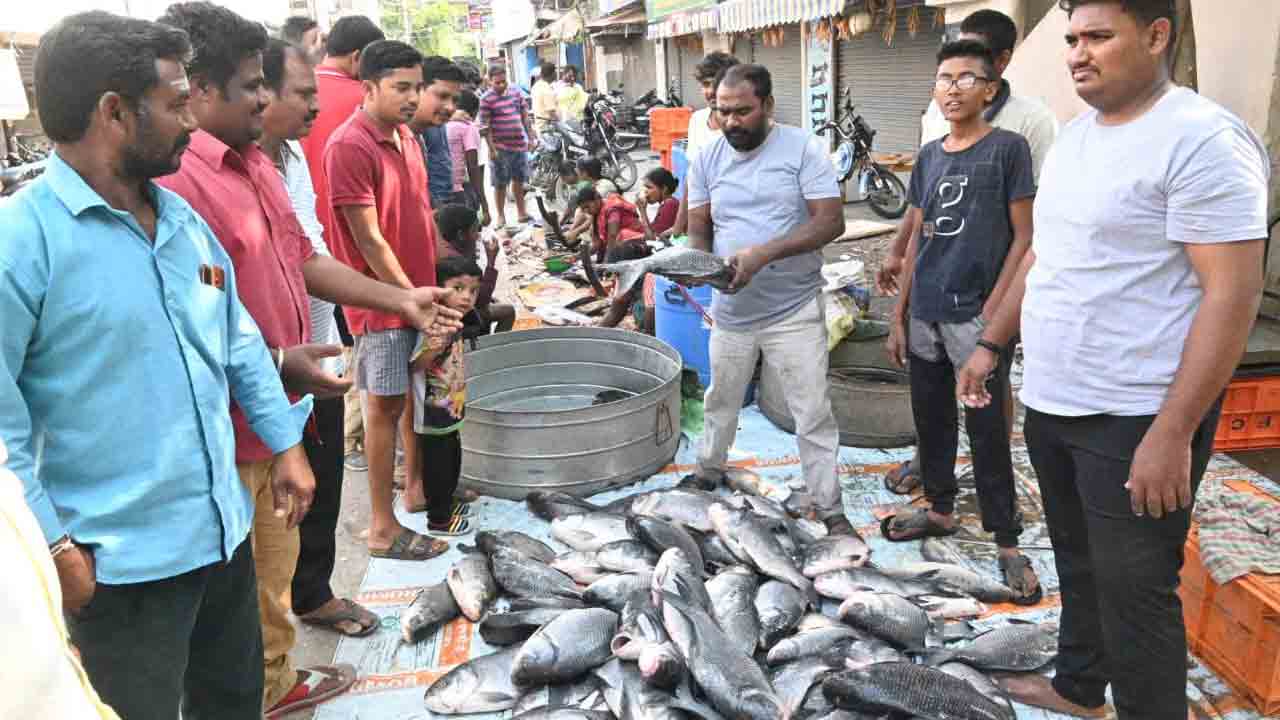 Fish | మృగశిర కార్తె.. మార్కెట్‌లో చేపల కోసం క్యూకట్టిన జనం‌.. ఫొటోలు