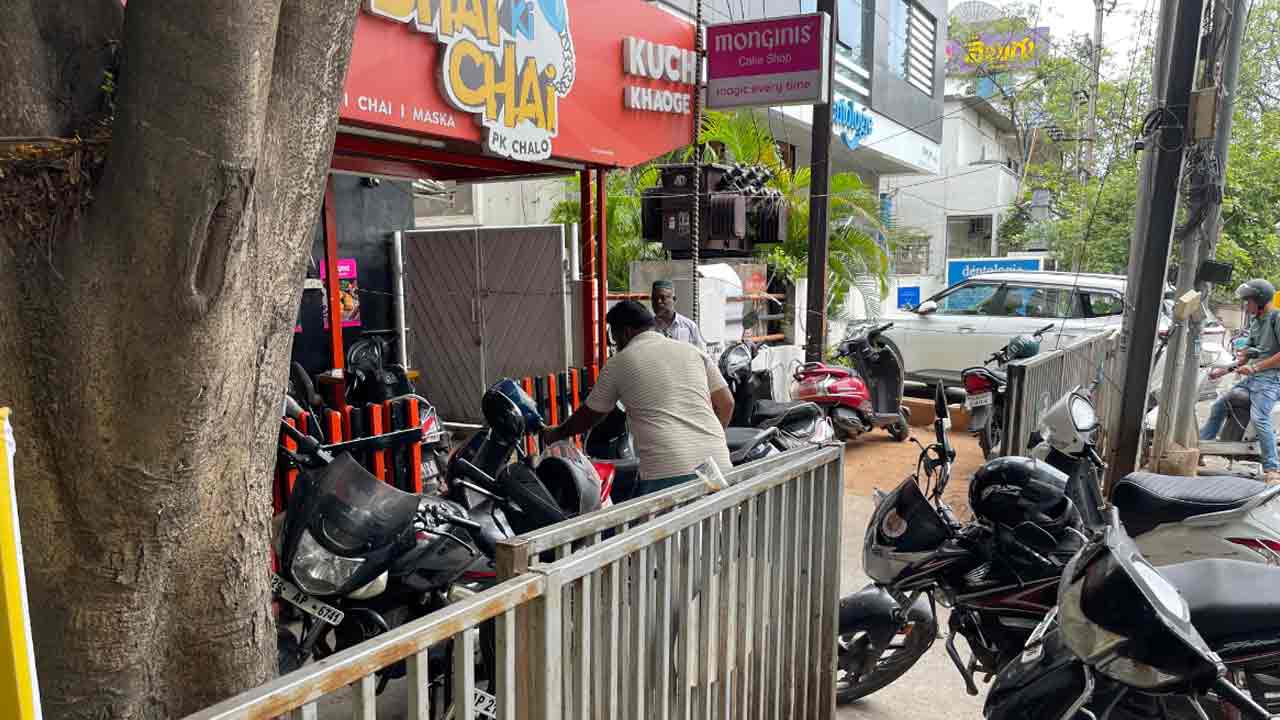 GHMC Footpath | ప్రైవేటు పార్కింగ్స్‌గా మారిన‌ బల్డియా ఫుట్‌పాత్‌లు..! ప‌ట్టించుకోని అధికారులు