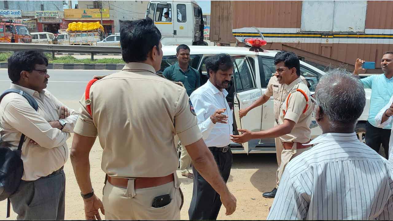 Jogulamba Gadwal | గ‌ద్వాల‌లో పౌర హ‌క్కుల సంఘం రాష్ట్ర అధ్య‌క్షుడు అరెస్ట్