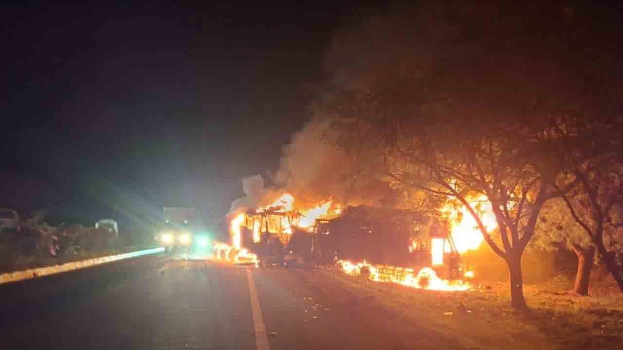 Road Accident | జాతీయ రహదారిపై తగలబడ్డ రెండు లారీలు