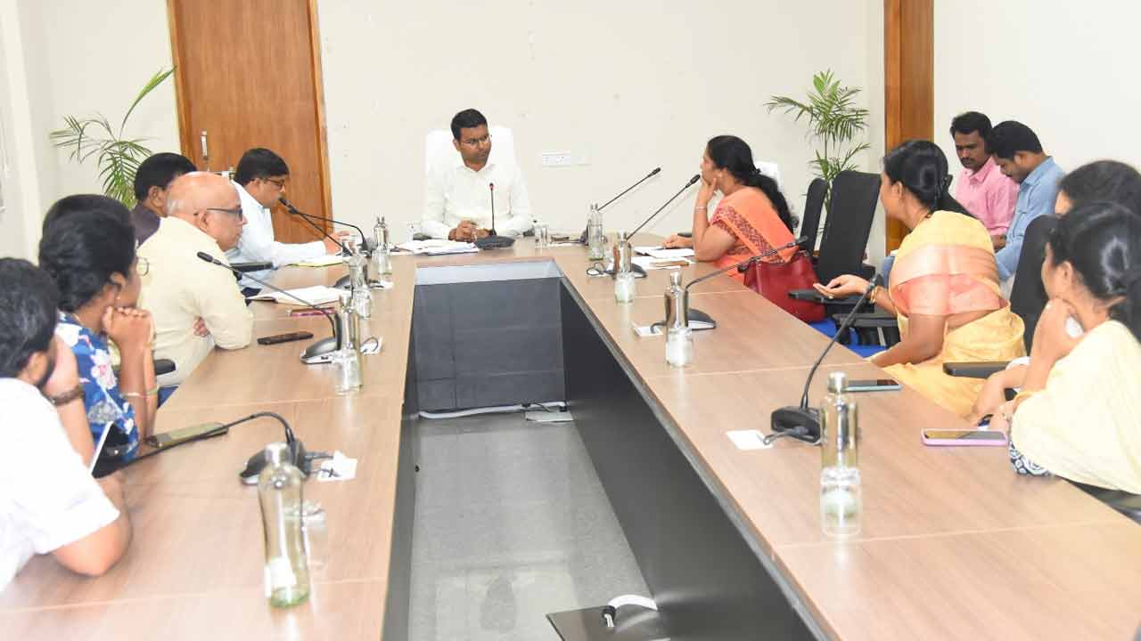 Jogulamba Gadwal | స‌ద‌రం స‌ర్టిఫికెట్ల జారీ ప్ర‌క్రియ‌ను మ‌రింత వేగ‌వంతం చేయాలి : క‌లెక్ట‌ర్ బీఎం సంతోష్