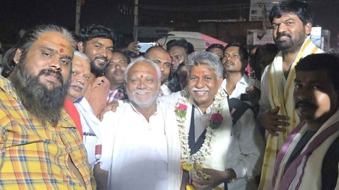 Manda krishna madiga | పద్మశ్రీ మంద కృష్ణ మాదిగను సన్మానించిన గంగు ఉపేంద్ర శర్మ సత్కారం