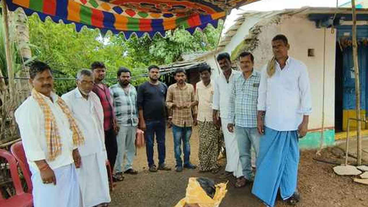 BRS | బాధిత కుటుంబానికి ఆర్థిక సాయం అందజేసిన బీఆర్‌ఎస్‌ నాయకులు