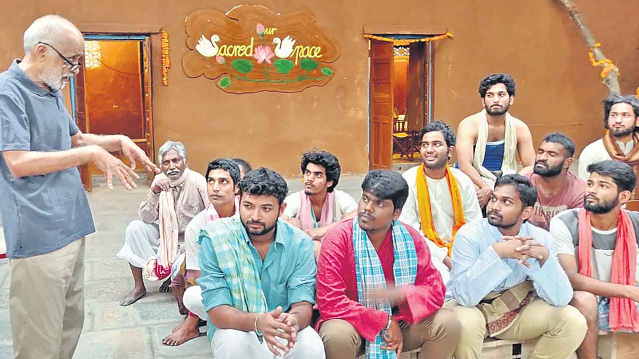 తెలుగు నాటకానికి ఆదర్శ ప్రయోక్త