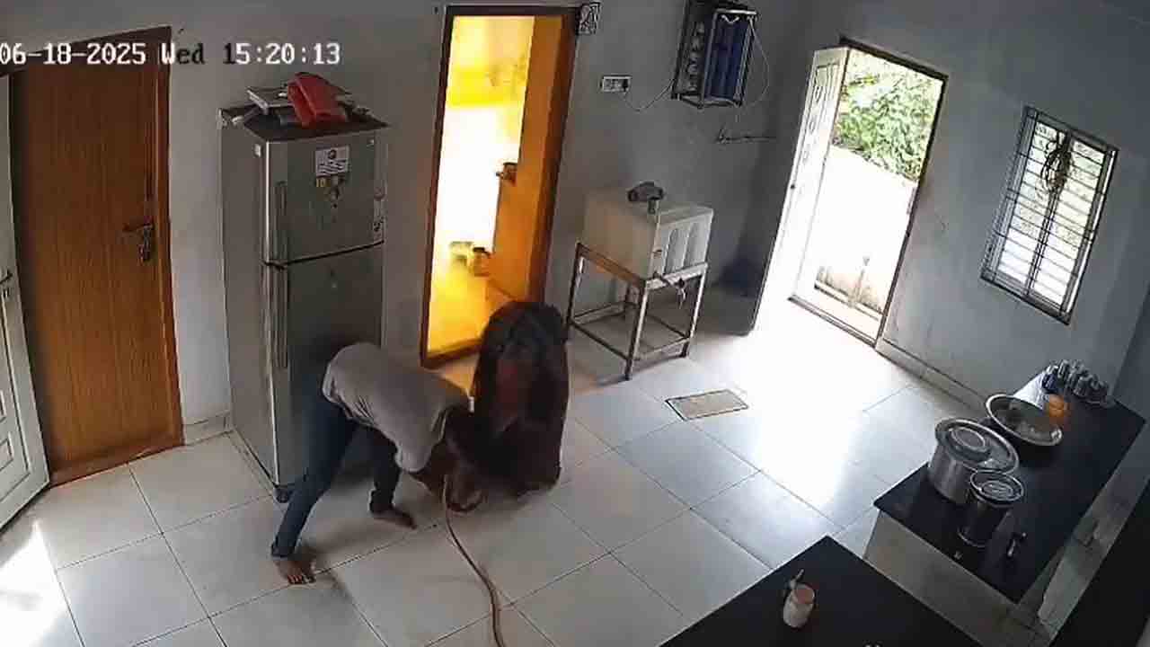 Gas Leak | వంట చేస్తుండగా ఊడిన గ్యాస్‌ పైప్‌.. తర్వాత ఏం జరిగిందంటే?.. వీడియో