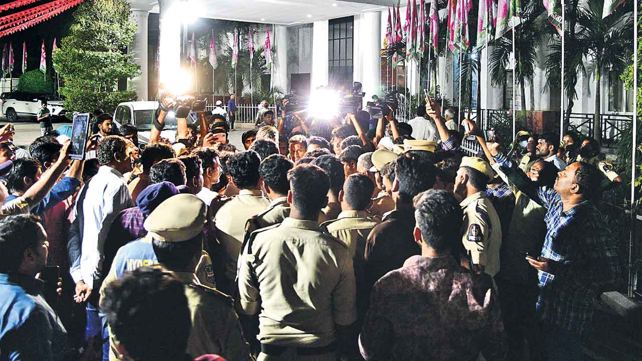 తెలంగాణ భవన్‌ వద్ద పోలీసుల ఓవరాక్షన్‌.. వారెంట్‌ లేకుండా ఎలా వస్తారని పోలీసులను అడ్డుకున్న నేతలు