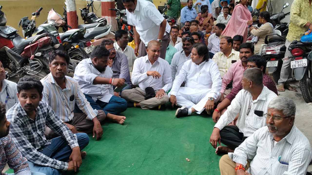 Yousufguda | జీహెచ్ఎంసీ అధికారిపై కాంగ్రెస్ కార్పొరేట‌ర్ దౌర్జ‌న్యం.. విధులు బ‌హిష్క‌రించిన ఉద్యోగులు