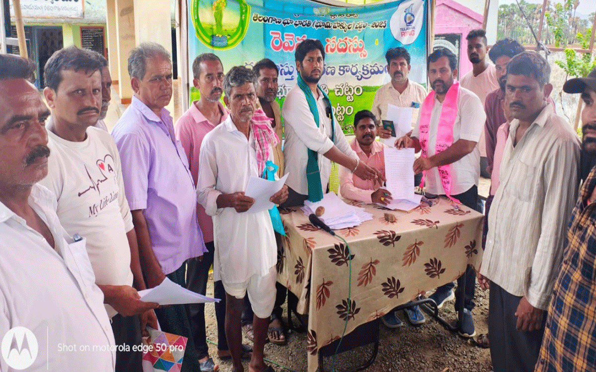 Julurupadu : రెవెన్యూ సదస్సు దరఖాస్తులను సత్వరమే పరిష్కరించాలి : గిరిబాబు