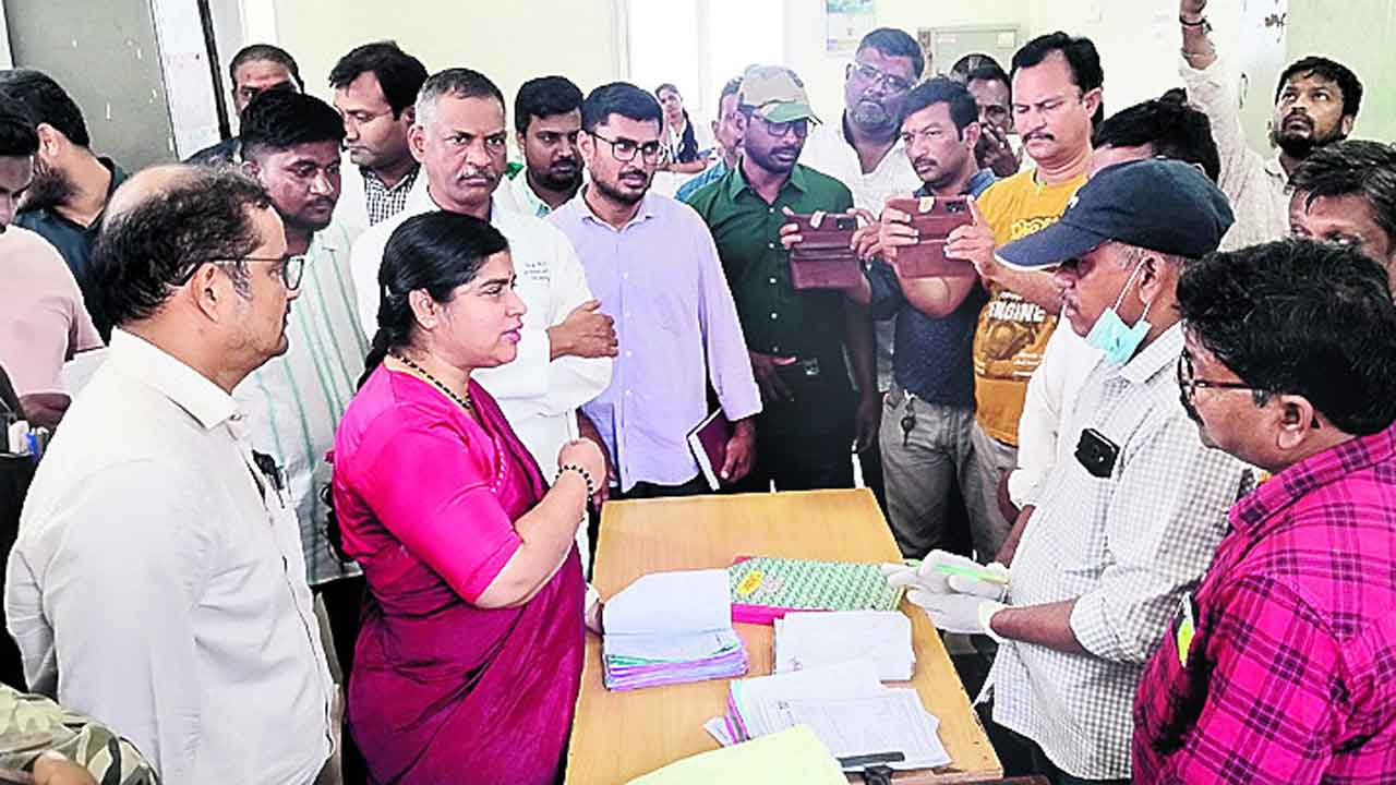 ఓపీలో వైద్యులు లేకపోవడంపై కలెక్టర్‌ సీరియస్‌