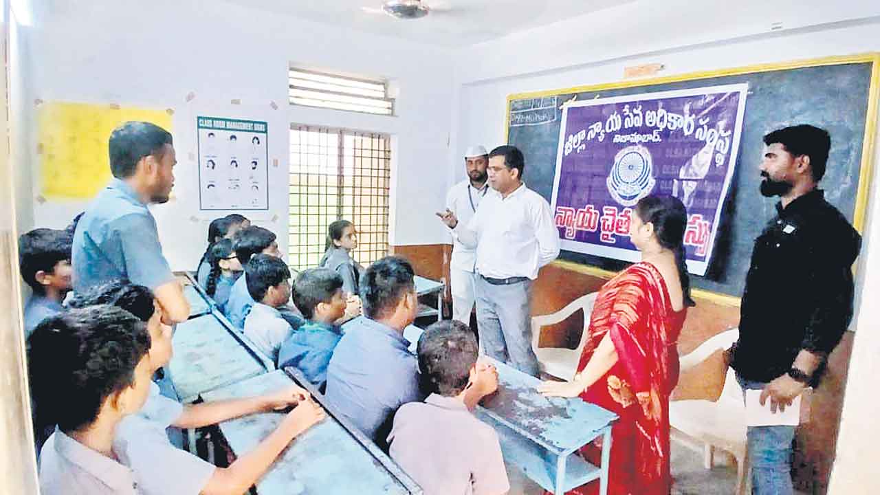 టీచర్లు లేకుండా స్కూల్‌ నిర్వహణ