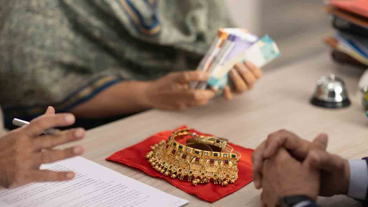 Gold Loan | బ్యాంకుల్లో గోల్డ్‌ లోన్ తీసుకుంటున్నారా?.. ఒక్కసారి ఆలోచించండి!