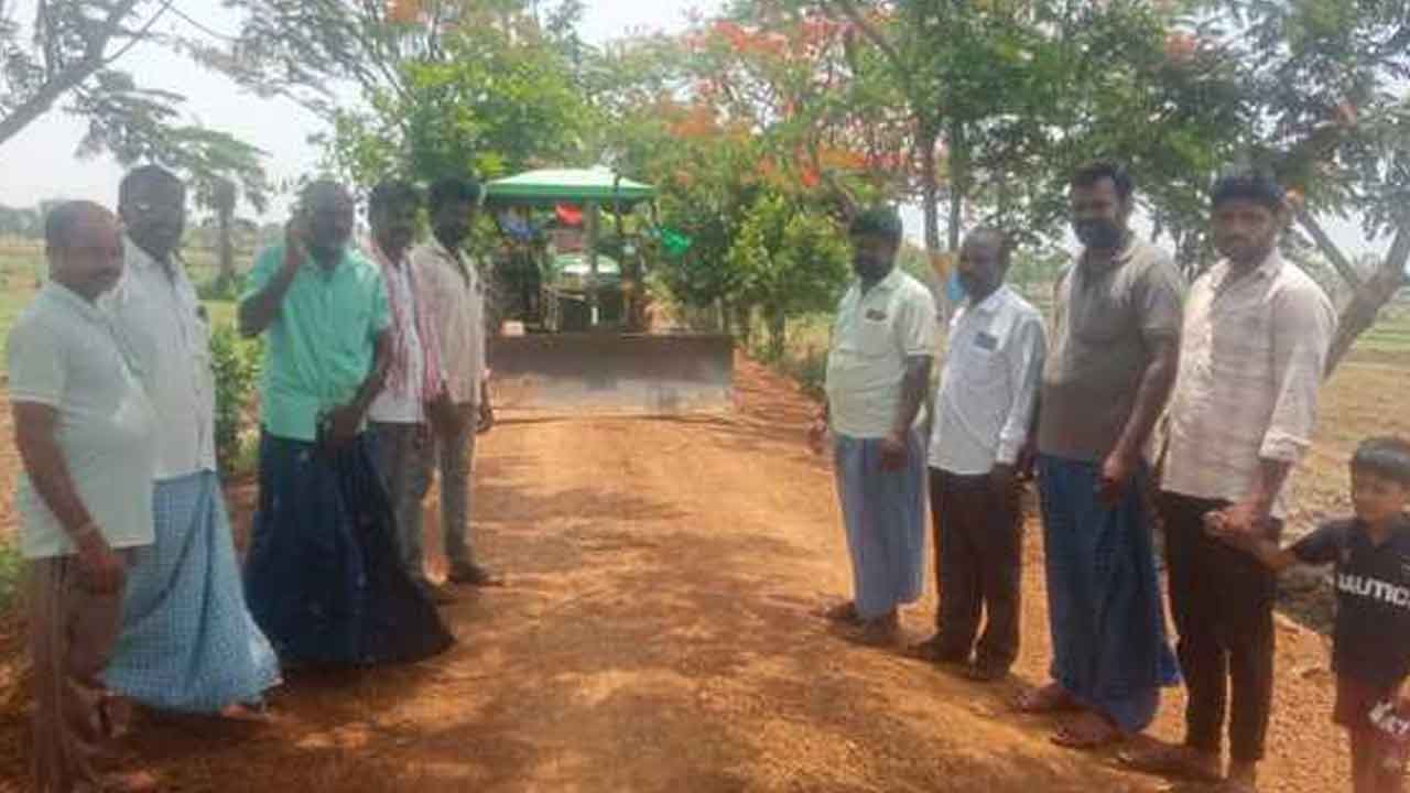 BRS leader | గొల్లపల్లిలో రోడ్డు నిర్మాణానికి ఆర్థిక సహాయం అందించిన బీఆర్‌ఎస్‌ నేత