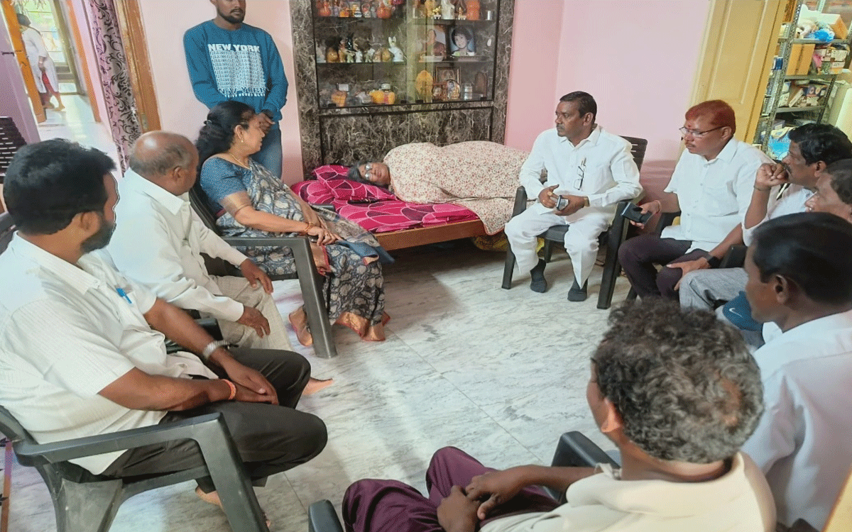 Aleru Town : సముద్రాల కుమార్ సతీమణికి గొంగిడి సునీత పరామర్శ