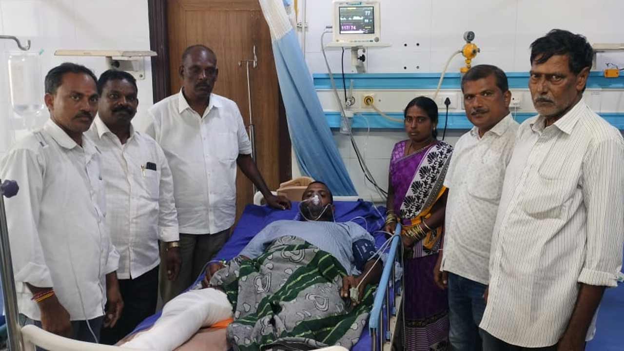 తాటి చెట్టుపై నుంచి కింద పడ్డ గీతకార్మికుడు.. పరామర్శించిన గౌడ సంఘం రాష్ట్ర ఉపాధ్యక్షుడు