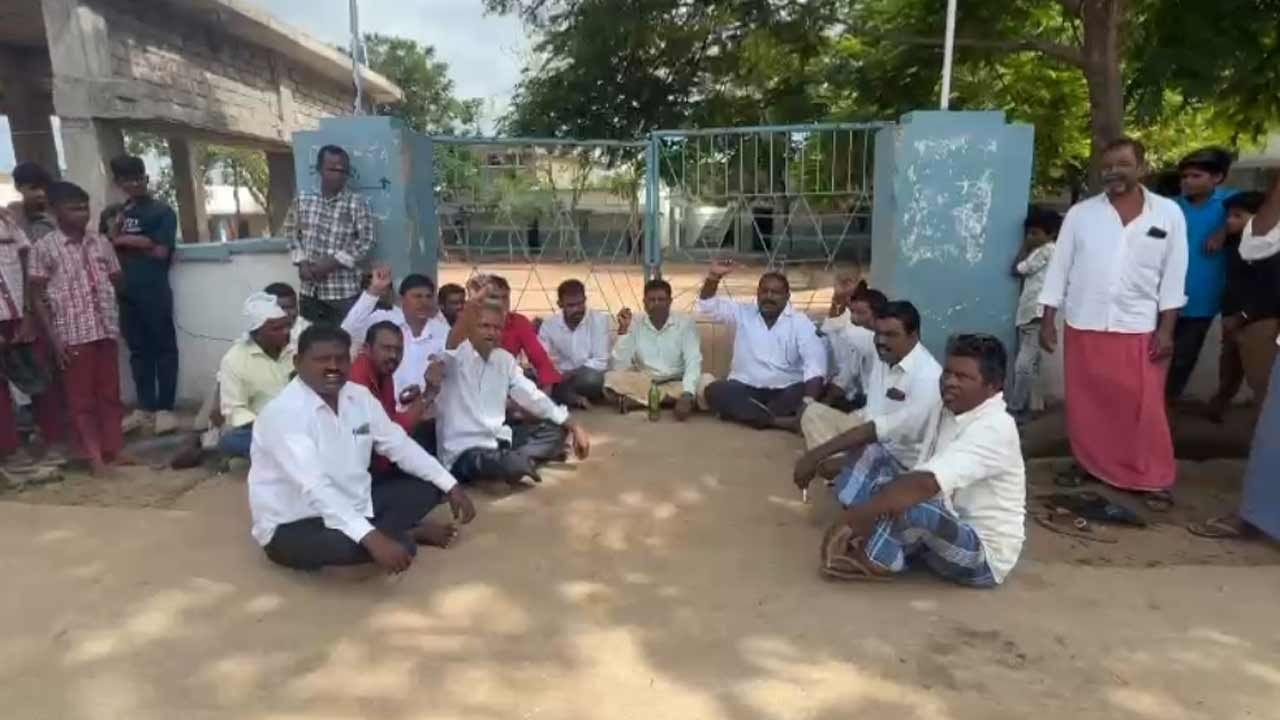 సర్కార్ బడికి తాళం వేసిన కాంట్రాక్టర్.. బయటే ఉండిపోయిన విద్యార్థులు, ఉపాధ్యాయులు